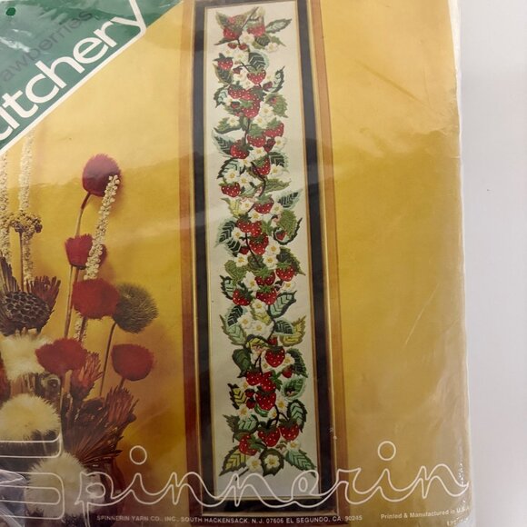 Spinnerin Strawberries Stitchery Kit Finished Size 8in X 40in Unopened Vintage - Picture 4 of 4